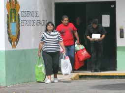María de Jesús Bravo  y Gilberto Martínez Vera salen hoy del centro de readaptación social. EFE  /