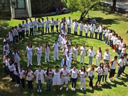 Los jóvenes se organizaron para formar un círculo con el signo de amor y paz. A. MADERA  /