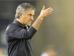 Mourinho dá indicaciones a los jugadores durante el enfrantamiento de hoy. REUTERS  /