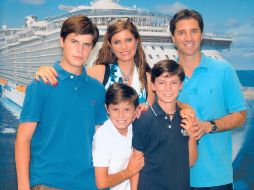 Mónica Gallardo reside en la capital de la República con su esposo Víctor Barreiro y sus hijos.  /
