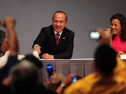 Calderón saluda a migrantes mexicanos en Los Ángeles. Lo acompaña su esposa Margarita Zavala. AFP  /