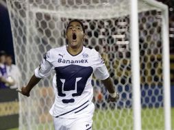 David Izazola celebra el segundo gol de Pumas en el partido. AP  /