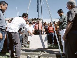 Miguel Castro (izq), encabezó el arranque de obras para el cierre del Periférico. ESPECIAL  /