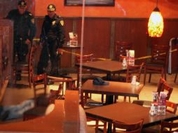 Agentes policiacos inspeccionan el sitio donde ocurrieron los hechos violentos. EL UNIVERSAL  /