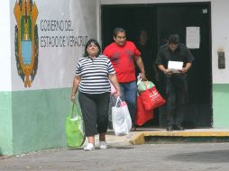 María de Jesús Bravo Pagola y Gilberto Martínez Vera salen del Centro de Readaptación Social Pancho Viejo. EFE  /