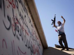 Un rebelde libio celebra un ataque aéreo de fuerzas de la OTAN, en Sirte. EFE  /