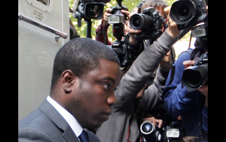 Kwaku Adoboli llega a los tribunales para enfrentar las acusaciones que han formulado en su contra. AP  /