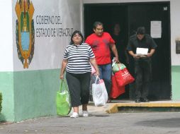 María de Jesús Bravo Pagola y Gilberto Martínez abandonan el centro de readaptación de Pacho Viejo. EFE  /