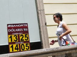 El precio del dólar fluctúa en una jornada difícil para el peso mexicano. EFE  /