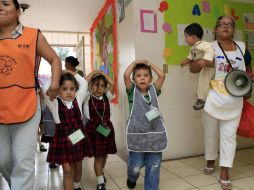 Los maestros de las escuelas de Xalapa alertaron a los estudiantes a salir de sus aulas por miedo a un posible atentado. ARCHIVO  /