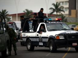 Policías y soldados resguardan en Veracruz la zona alrededor de donde se celebra la reunión de los procuradores. AP  /