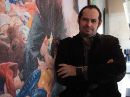 Sergio Garval, junto a una de sus obras que forman parte de la colección de la Fundación Black Coffee Gallery. A. HINOJOSA  /