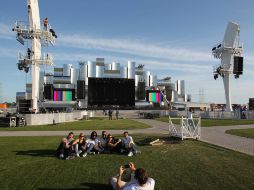 Hasta ayer se veía a parte del equipo de trabajo del festival ultimar detalles en el montaje del escenario. EFE  /