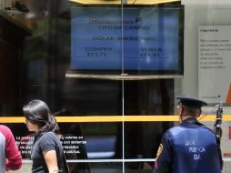 El dólar en bancos mexicanos superó los 14 pesos. EFE  /
