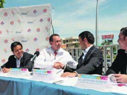 Horacio de la Vega director de mercadotecnia de los Juegos Panamericanos, saluda a Fabián Gosselin, presidente de grupo Alsea.A. MADERA  /