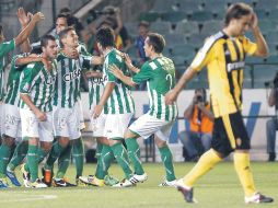Los jugadores verdiblancos del Betis festejan una de las anotaciones, ante el desconcierto de sus colegas zaragozanos. EFE  /