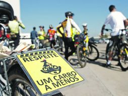 Activistas brasileños muestran una placa en la que piden más el uso de la bicicleta. REUTERS  /