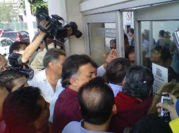 Un grupo intentó entrar a la fuerza a las oficinas regionales de la dependencia. M. MENDOZA  /