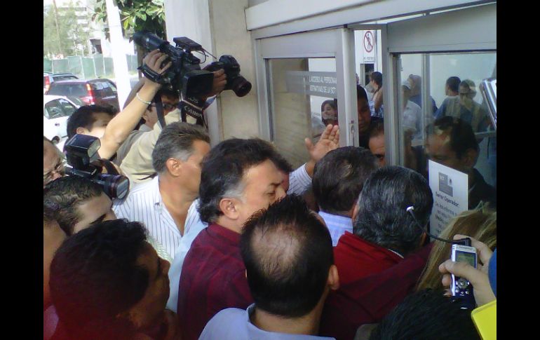 Un grupo intentó entrar a la fuerza a las oficinas regionales de la dependencia. M. MENDOZA  /