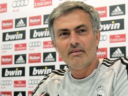 Mourinho durate la rueda de prensa que ofreció tras el entrenamiento del Real Madrid. EFE  /