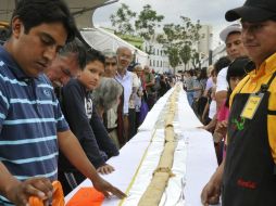 La tortilla fue rellenada con un número no determinado de kilos de cebolla, arroz, cilantro, chicharrón, entre otros ingredientes. EFE  /