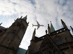 El avión con el Papa Benedicto XVI pasa sobre la catedral de Erfurt, al llegar a esta ciudad. EFE  /