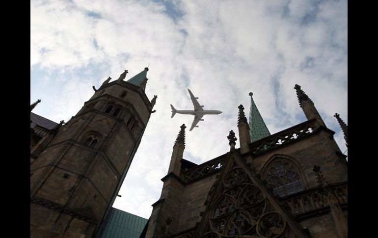El avión con el Papa Benedicto XVI pasa sobre la catedral de Erfurt, al llegar a esta ciudad. EFE  /