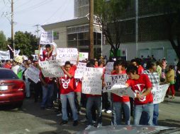 Por tercera ocasión funcionarios y vecinos se manifestaron para que se reubique la caseta El Cortijo. M. MENDOZA  /