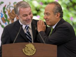 Sin aludir a su declinación, el Presidente Calderón agradeció a Emilio González dejar de lado sus proyectos personales. REUTERS  /