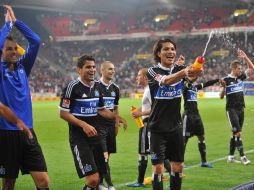 El jugador Paolo Guerrero (cder) del SV Hamburg celebra con sus compañeros de equipo su victoria . EFE  /