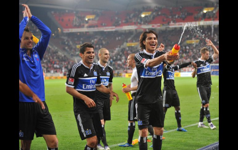 El jugador Paolo Guerrero (cder) del SV Hamburg celebra con sus compañeros de equipo su victoria . EFE  /