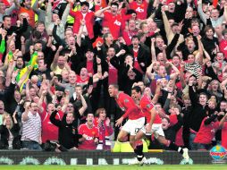 Javier Hernández (der.) celebra con su compañero Chris Smalling, quien anotó el fin de semana en el Clásico ante el Chelsea. ARCHIVO  /