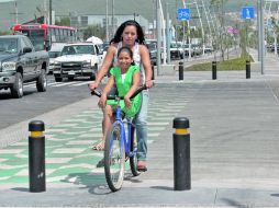 Vecinos de los fraccionamientos aledaños a la Avenida Adolf Horn disfrutan de la ciclovía en territorio de Tlajomulco. S NÚÑEZ  /