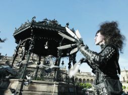 El joven manos de tijera tapatío, sorprende a propios y extraños en el Centro Histórico de esta ciudad.A. GARCÍA  /