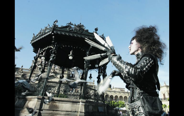 El joven manos de tijera tapatío, sorprende a propios y extraños en el Centro Histórico de esta ciudad.A. GARCÍA  /