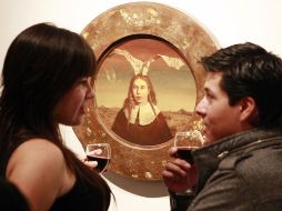 Dos espectadores comentan la obra de Garrido, exhibida en la Galería Vértice. E. PACHECO  /