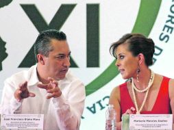 Francisco Blake dialoga con Marisela Morales en el marco de la reunión de procuradores celebrada en Veracruz. EL UNIVERSAL  /