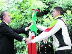 El Presidente de México, Felipe Calderón, entrega la Bandera al arquero de Jalisco, Juan René Serrano. ESPECIAL  /