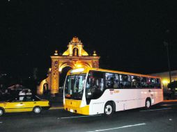 El servicio nocturno de transporte público se puso marcha anoche. En la gráfica, una de las unidades. E. PACHECO  /