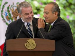 El Presidente Felipe Calderón y el Gobernador de Jalisco, Emilio González, durante la ceremonia de abanderamiento. AFP  /