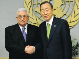 El secretario general de la ONU, Ban Ki-moon (derecha), y el presidente palestino, Mahmud Abbas,  posan para la prensa. NTX  /