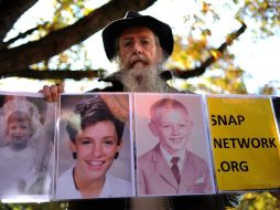 Eddie Punch, miembro de la Red de Supervivientes de Personas Abusadas por Sacerdotes (SNAP) se manifiesta en Friburgo. EFE  /