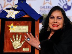 La plaza de las estrellas otorgó la réplica de la mano de Antonio Aguilar a Flor Silvestre. NOTIMEX  /