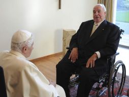 Khol acudió al encuentro en una silla de ruedas y acompañado de un asistente. EFE  /