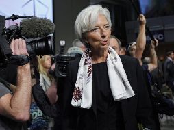 Christine Lagarde, rodeada por los medios en su llegada al CMFI. AP  /
