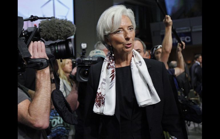 Christine Lagarde, rodeada por los medios en su llegada al CMFI. AP  /