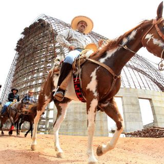 Llega al Santuario de los Mártires cabalgata por la paz