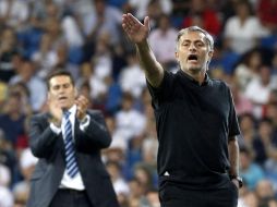 El entrenador del Real Madrid, el portugués José Mourinho (d) y el del Rayo Vallecano, José Ramón Sandoval. EFE  /