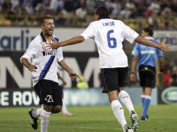 El delantero de Inter de Milán, el brasileño Lucio (d) celebra después de anotar contra el Bolonia. EFE  /