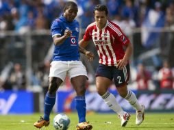 Edixon Perea de Cruz Azull (I) y Mario de Luna de Guadalajara (D), durante el juego. MEXSPORT  /